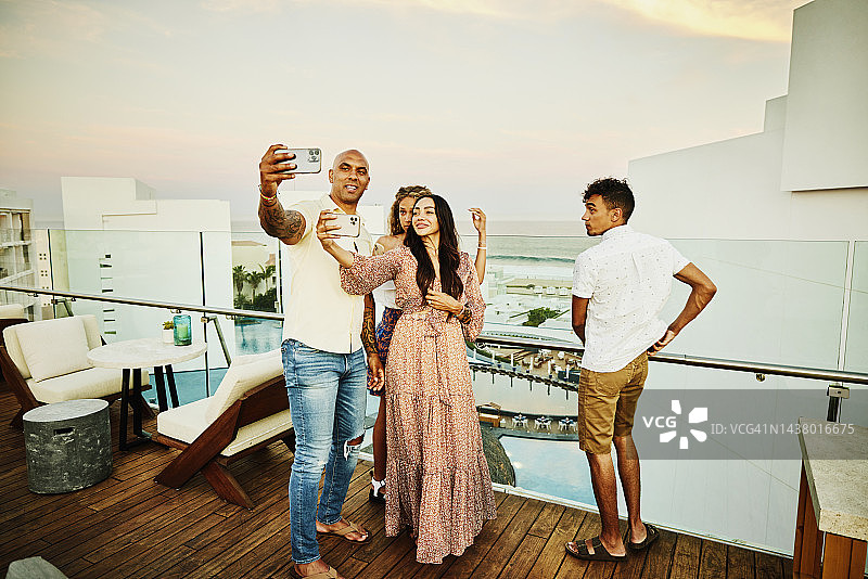 度假期间，一家人在度假村屋顶上自拍的广角镜头图片素材