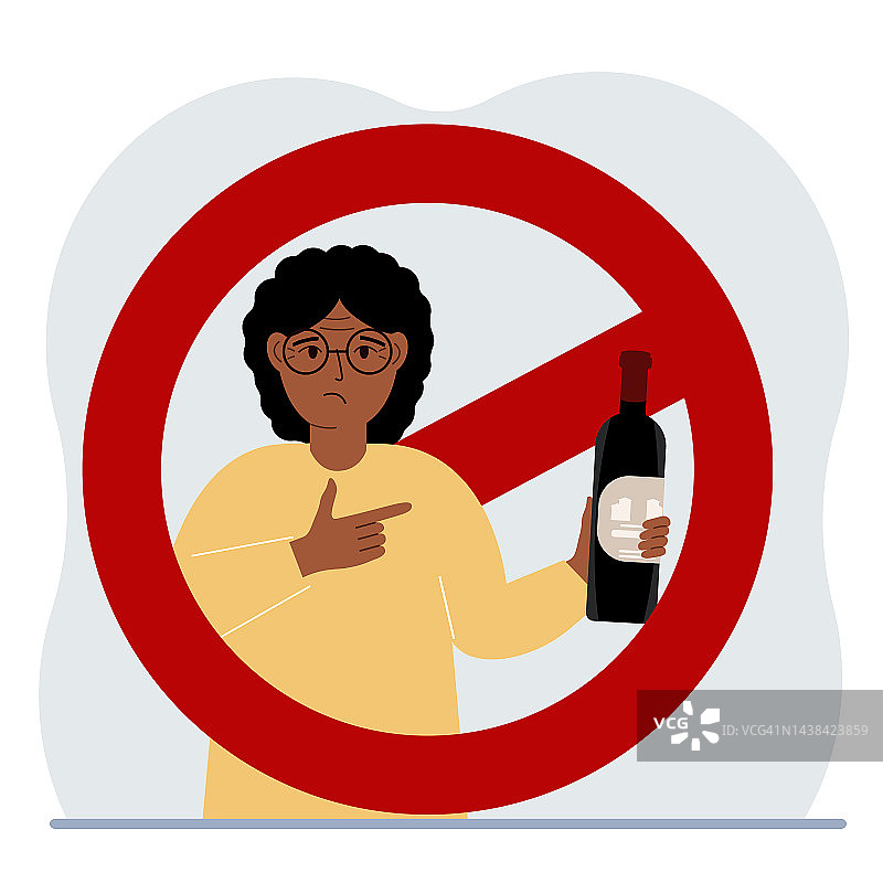 一个手里拿着一瓶酒的女人。女人的周围是一块红色的禁酒令。对酒精上瘾的概念和禁止饮酒。图片素材