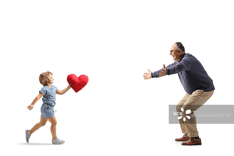 一个小女孩向一个抱着红心的老人跑去的完整的侧面镜头图片素材