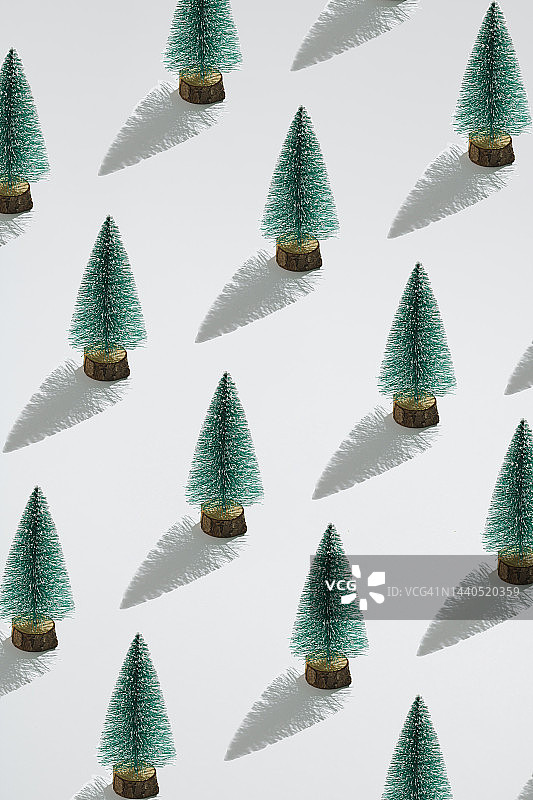 白色背景上绿色圣诞树的最小组合图案背景。新年的概念。图片素材