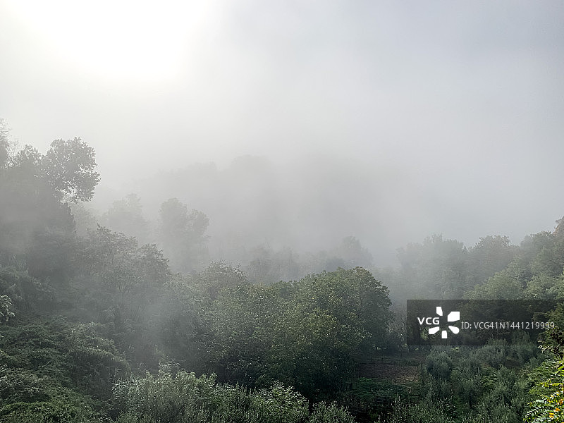 托斯卡纳乡村。雾中山峦的轮廓图片素材