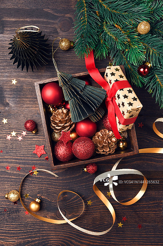 节日圣诞新年背景彩色礼盒和节日装饰的粉红色背景。新年礼物和圣诞礼物俯视图图片素材