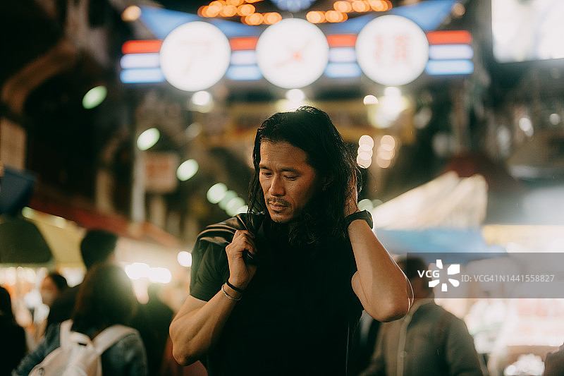 男子走在东京夜市图片素材