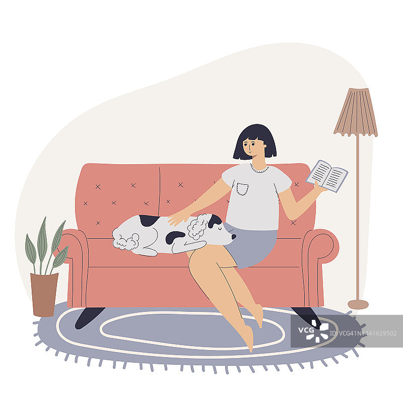 插图:一个快乐的女人和她的狗坐在沙发上看书。动物和人之间的友谊。在家放松的概念和对宠物的爱图片素材
