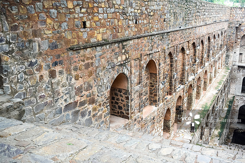 Agrasen Ki Baoli(台阶井)位于印度新德里康诺特中部，古老的考古建筑图片素材