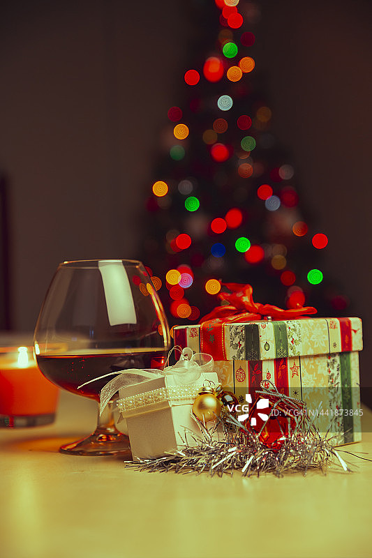 客厅里的圣诞树和礼物图片素材