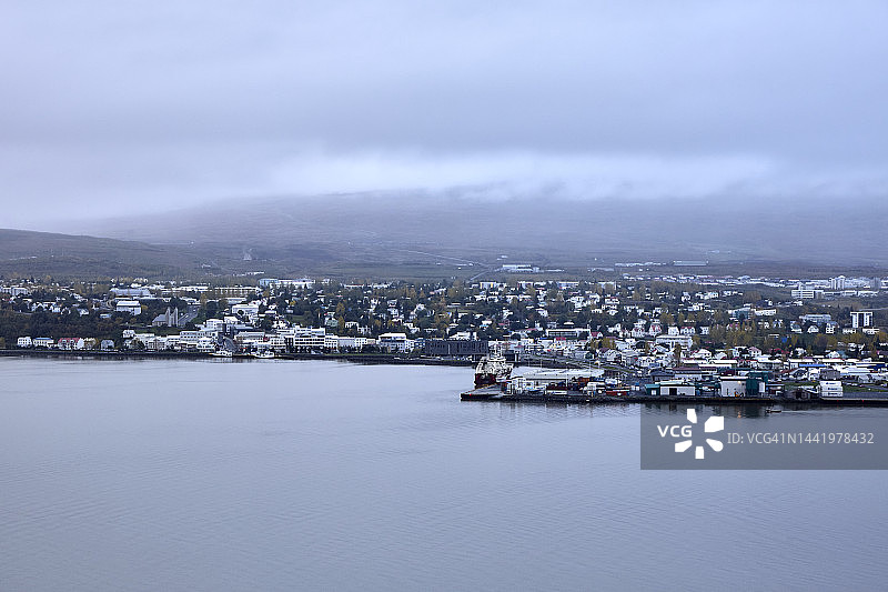 冰岛北部的Eyjafjordur峡湾和Akureyri镇景图片素材