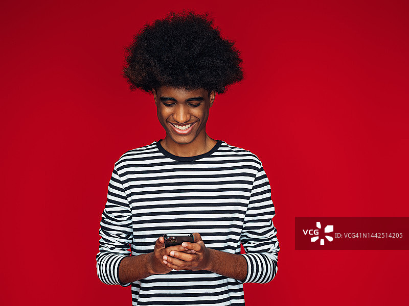 有非洲发型的情绪化非裔美国人使用智能手机图片素材