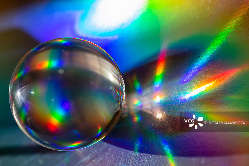 玻璃球碰到灯，发出彩虹色的光图片素材
