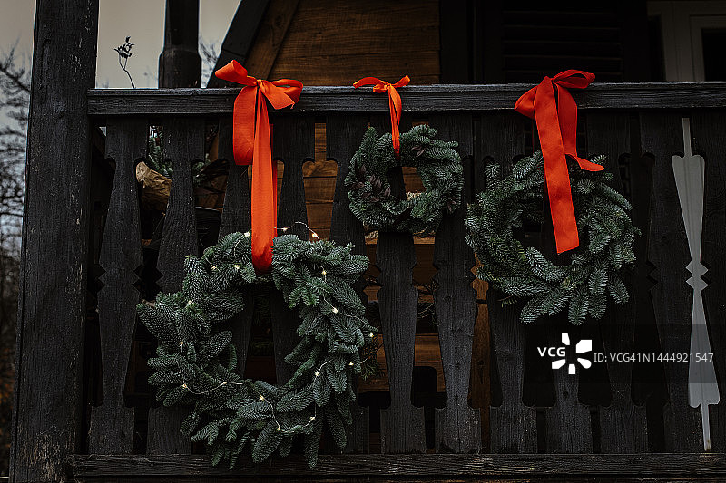 木制房屋外的松木圣诞花环是自然的摆设图片素材