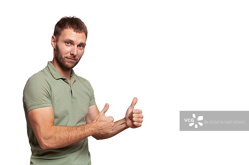 成年男子的肖像在绿色t恤显示大拇指孤立在白色图片素材