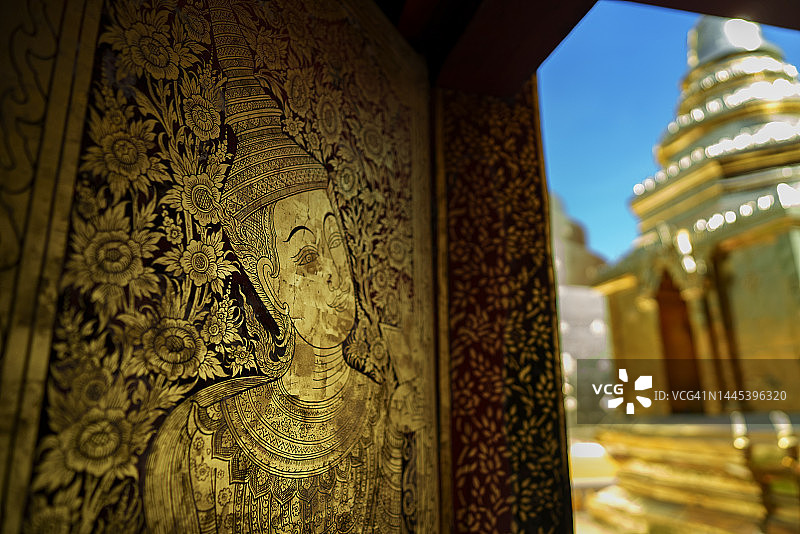 在泰国清迈省的Wat Phra Singh Woramahawihan寺庙内的绘画细节图片素材