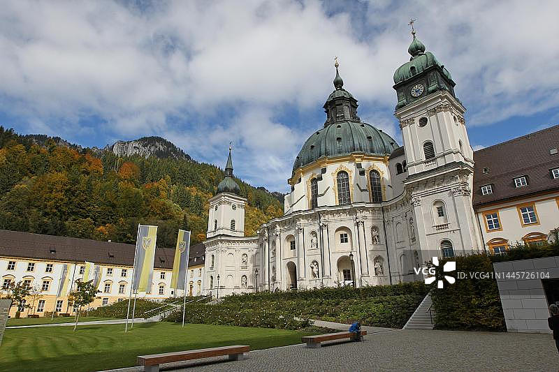 本笃会修道院和巴洛克教堂，圆顶壁画和内庭院，上巴伐利亚，巴伐利亚，德国图片素材