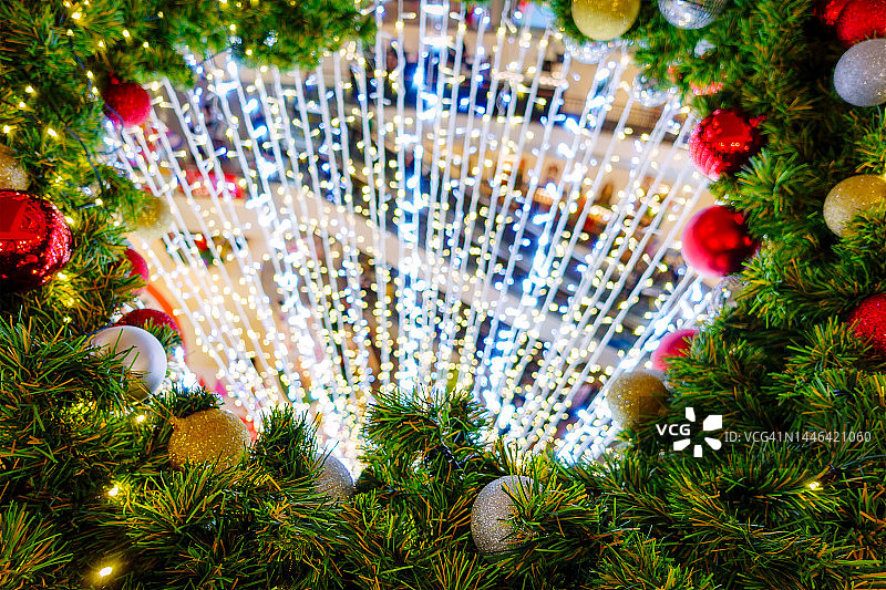 圣诞树，红色和绿色的装饰品在离焦灯光背景下图片素材