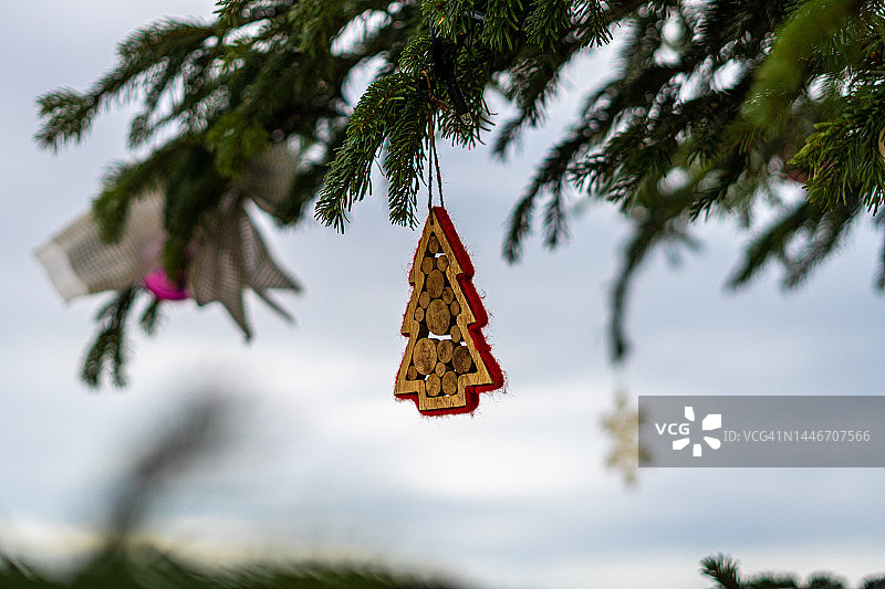 圣诞树上挂着冷杉树形状的圣诞装饰品。图片素材