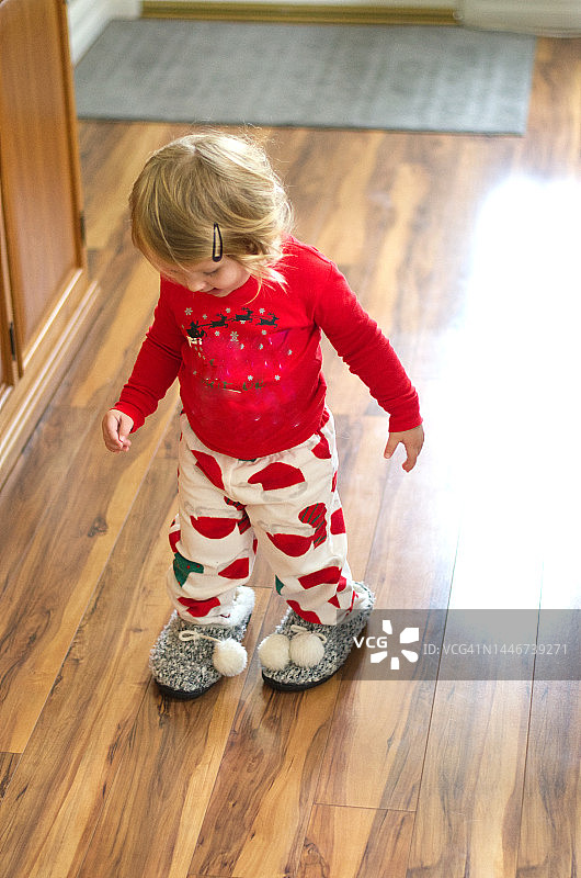 蹒跚学步的孩子穿着大拖鞋走路图片素材