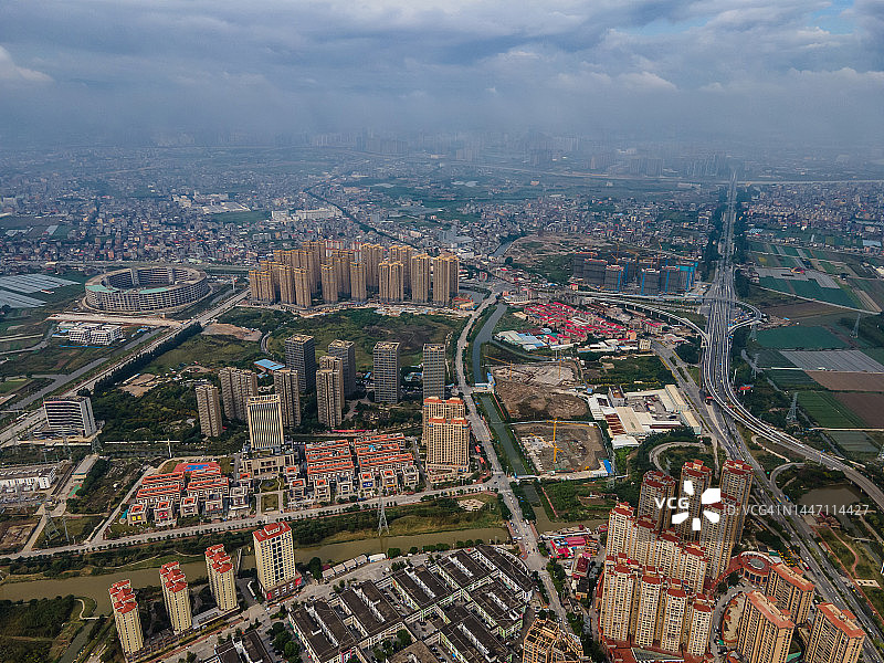 鸟瞰城市的高层建筑和邻近的高速公路图片素材