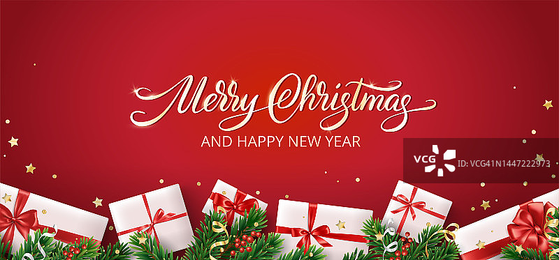 圣诞横幅与装饰杉树树枝和礼物的红色背景。带彩带的礼品盒。圣诞快乐书法图片素材