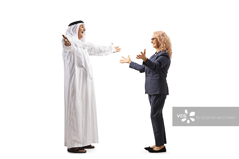 一个穿着长袍的成熟阿拉伯男人会见一个女商人的全长侧面镜头图片素材