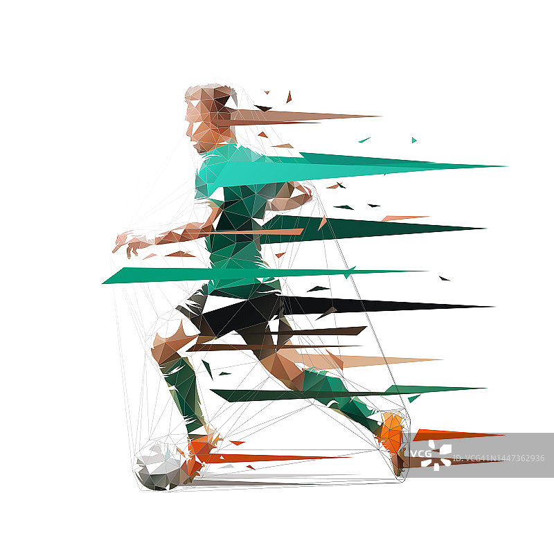 足球运动员在绿色球衣跑与球，侧面视图，孤立的低多边形矢量插图。足球图片素材