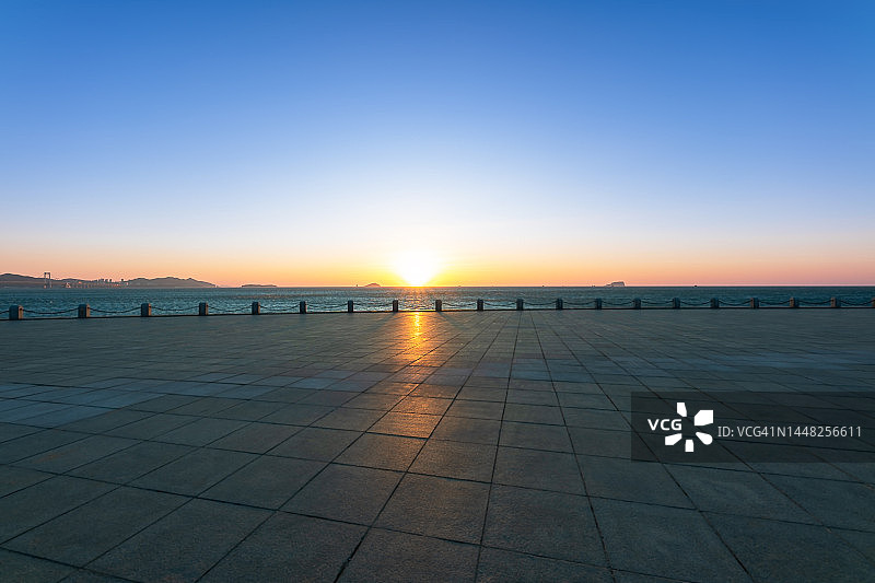日出时海边的空旷广场。图片素材