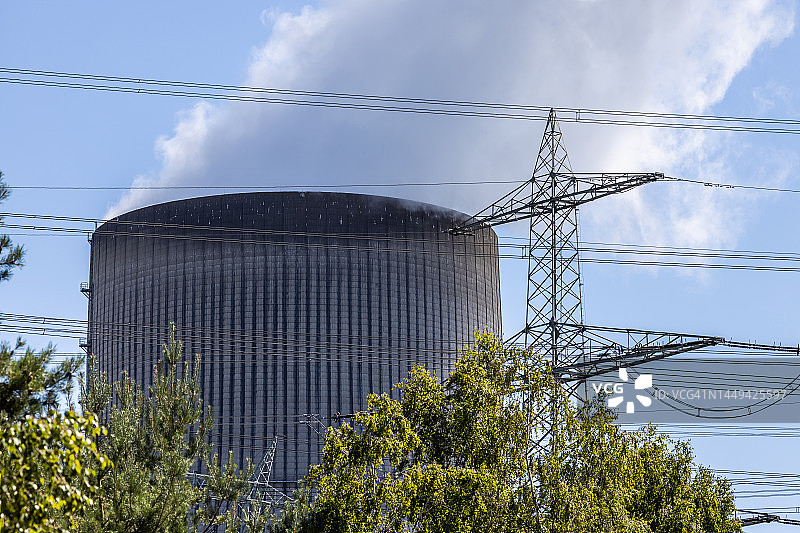 核电站冷却塔及电塔图片素材