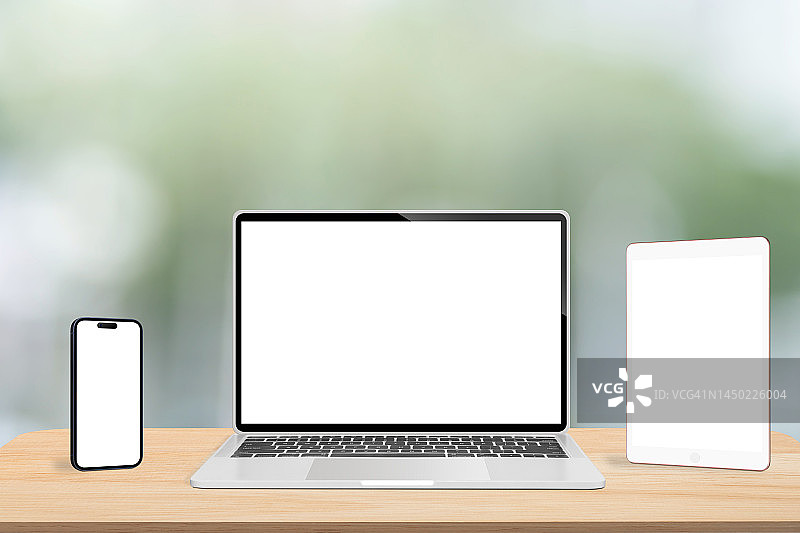 笔记本电脑，平板电脑和智能手机的空白屏幕在木头上图片素材