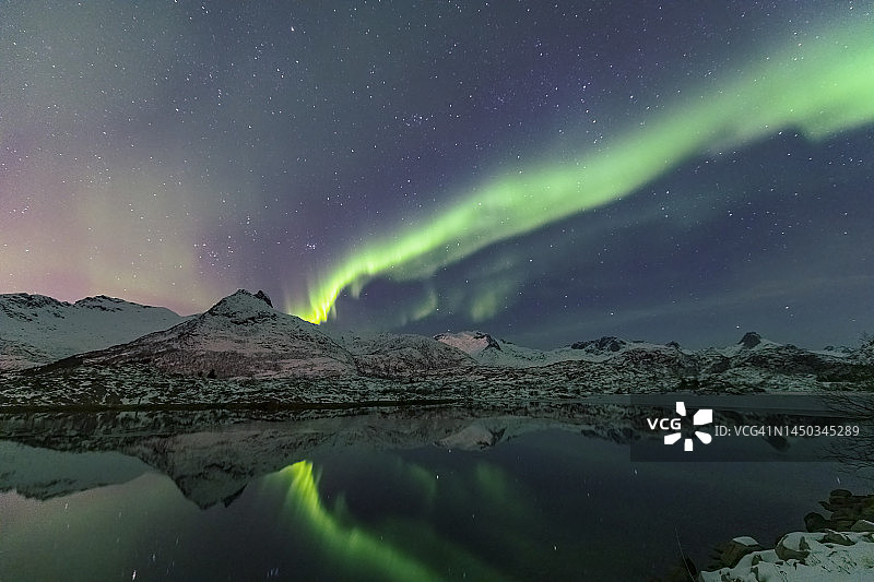 北极光，冬季挪威北部罗弗敦群岛上空的北极光图片素材