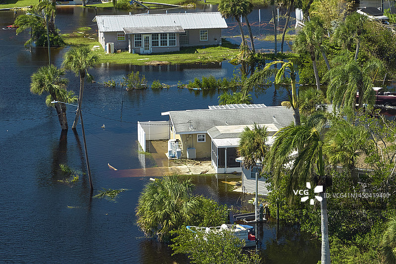 被飓风伊恩包围的佛罗里达居民区被洪水淹没。自然灾害的后果图片素材