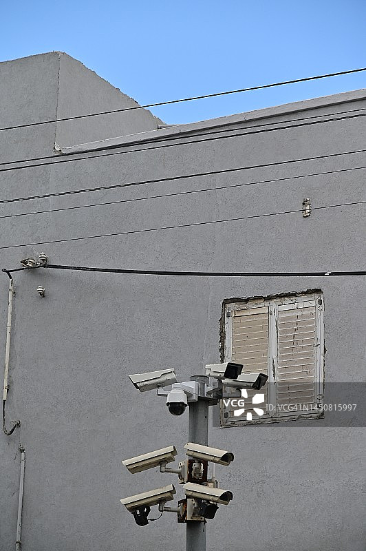 城市街道的一根杆子上有监控摄像头图片素材