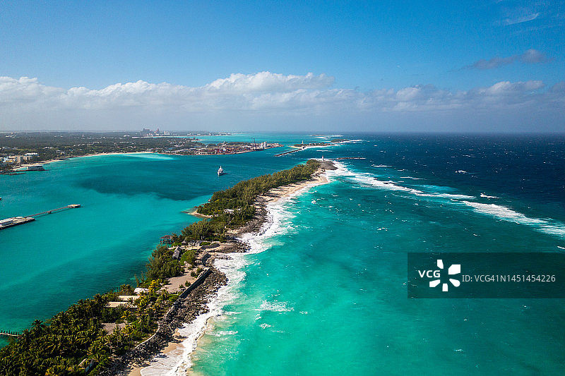 天堂岛和新普罗维登斯的一部分，在一个阳光明媚的日子，巴哈马图片素材