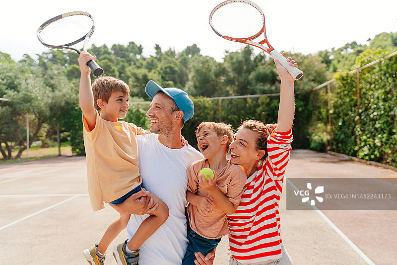 网球场上快乐的一家人图片素材