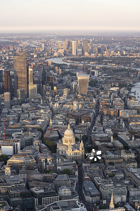高空俯瞰伦敦城，俯瞰东方的天际线，日落图片素材