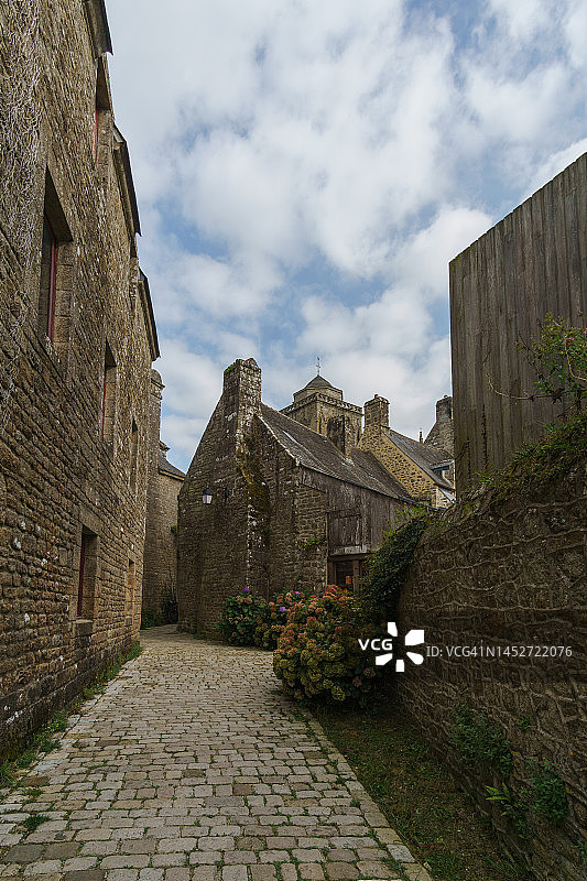 法国布列塔尼美丽的洛克罗南小村庄里的中世纪鹅卵石街道图片素材