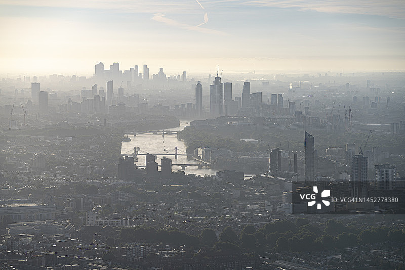 鸟瞰图飞越英国伦敦市与广阔的视野在日出时的天际线图片素材
