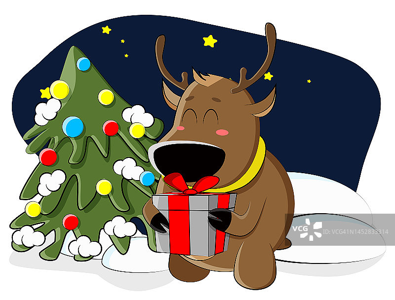 一只可爱的鹿在森林里的圣诞树下发现了一份礼物，它很高兴图片素材