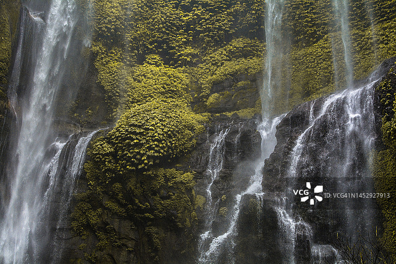印尼北巴厘岛的瀑布图片素材