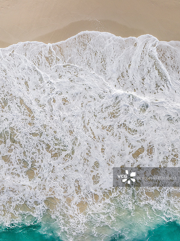 一架无人机在巴哈马天堂岛的卷心菜海滩拍摄的破碎的海浪图片素材
