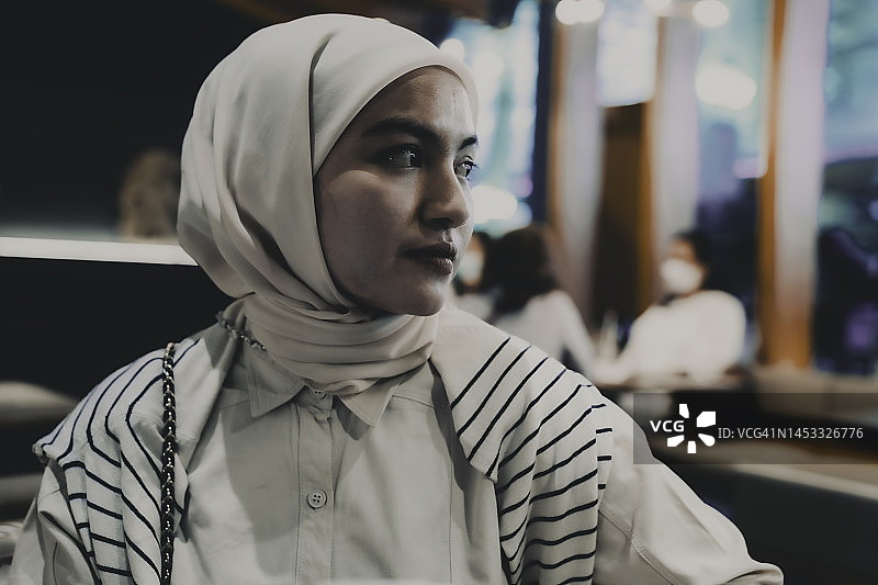 亚洲穆斯林妇女在机场等候图片素材