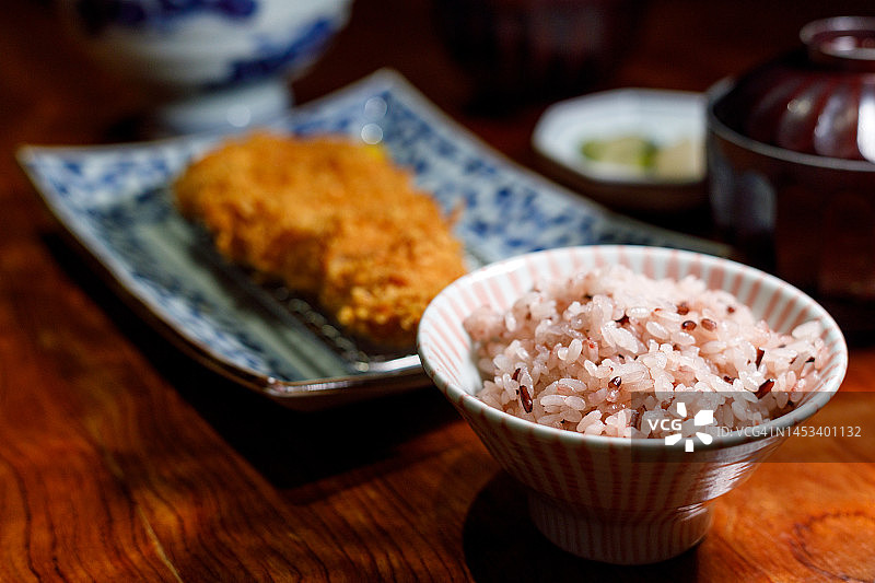近距离拍摄日式蓬松米饭配炸猪排。图片素材