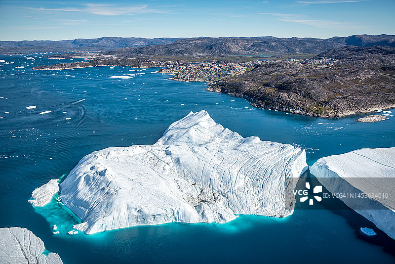 漂浮在格陵兰岛伊卢利萨特岛前的巨大冰山图片素材