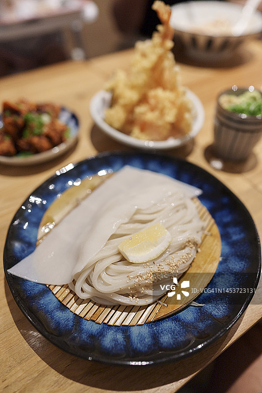 扎鲁乌冬面清汤，搭配日式天妇罗食用图片素材