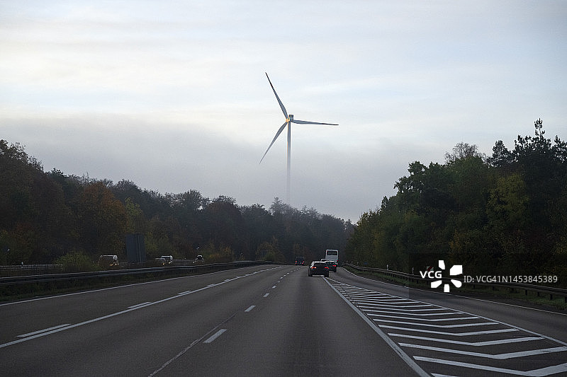 欧洲E7路线上的风力发电机在汉堡附近图片素材