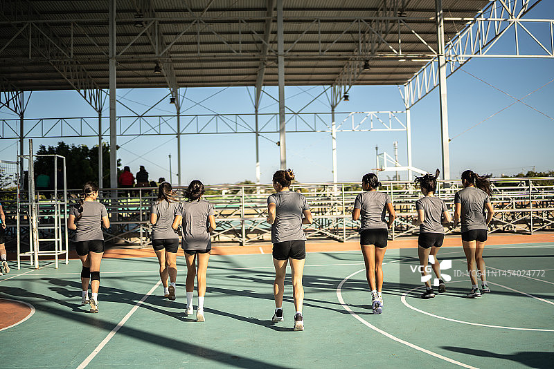 女运动员在运动场上进行赛前热身图片素材