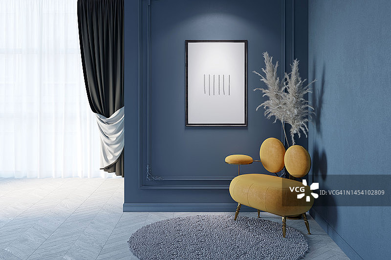 黑色经典的室内装饰，蓝色的墙上有装饰物，上面有发光的垂直海报，原始的橙色沙发后面有羽毛，镶木地板上有圆形地毯，背景是窗帘。图片素材
