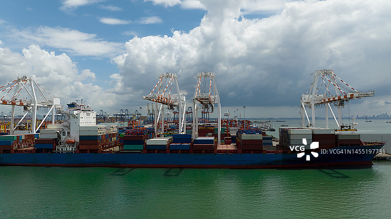 商业港口装卸货物从集装箱船进口和出口由起重机分配货物由拖车运输到客户和经销商图片素材