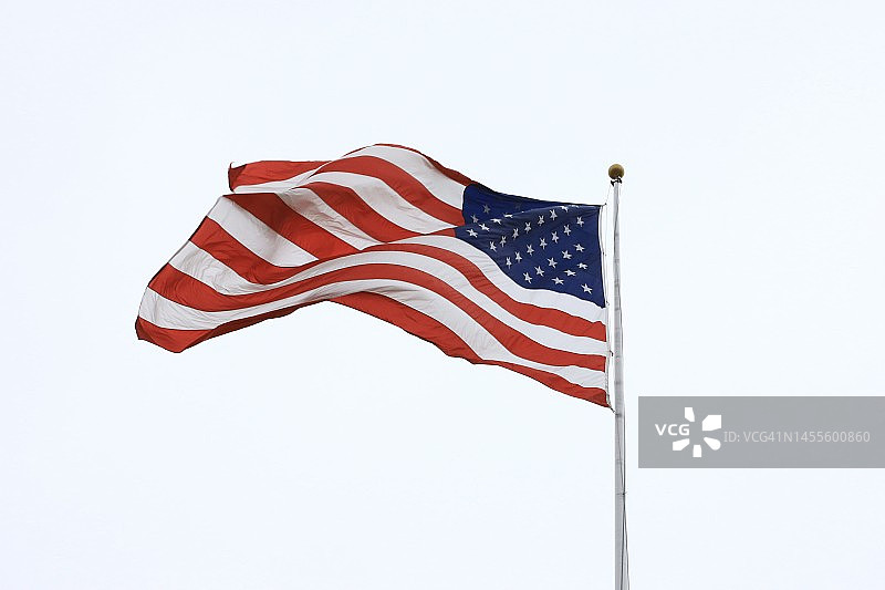 美国国旗在天空中飘扬图片素材