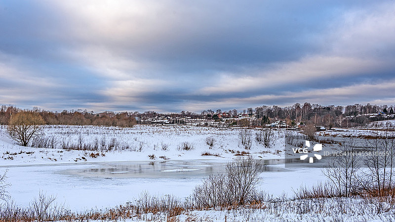 乡村景观，村庄小屋在冬天被白雪覆盖。图片素材