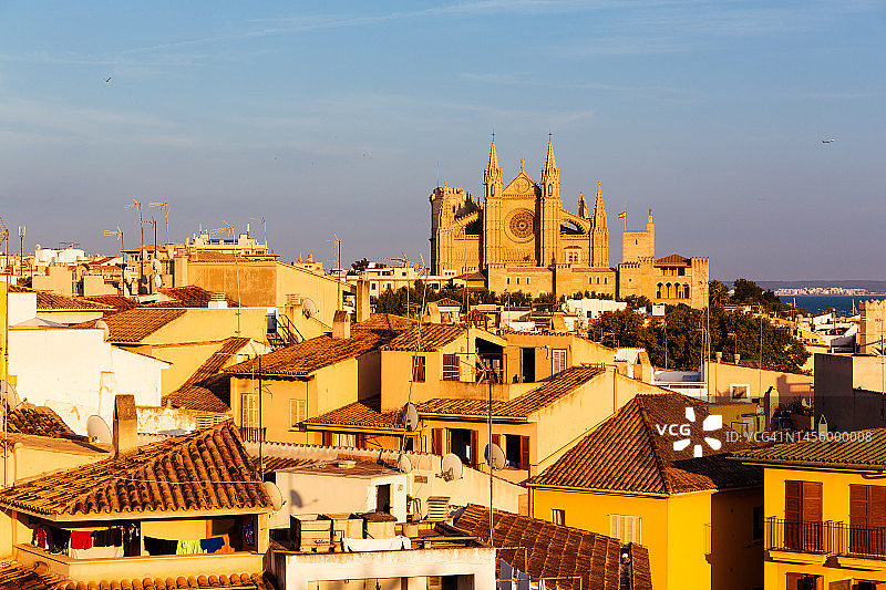 帕尔马德马略卡的城市景观与帕尔马大教堂在日落，西班牙图片素材