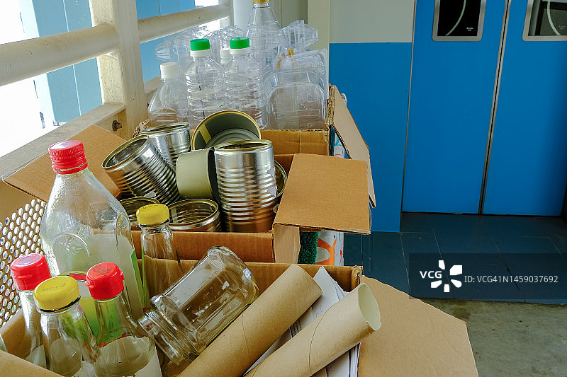 零废物可持续回收概念。组屋公寓外的玻璃、塑料瓶、金属容器的纸箱分拣箱。有选择性的重点图片素材